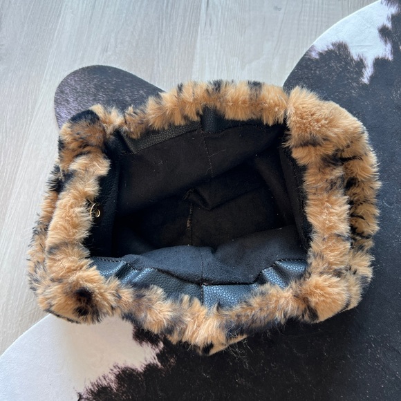 Fuzzy tiger print handbag - Picture 2 of 6